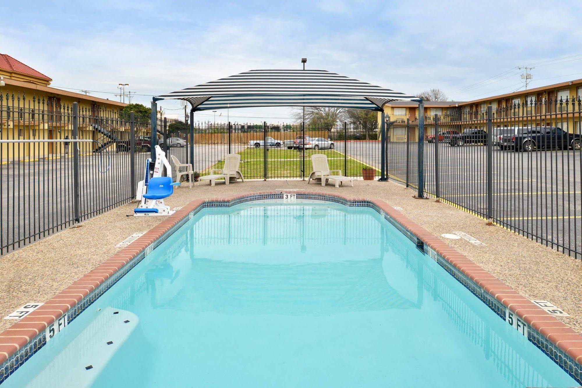Travelodge By Wyndham New Braunfels Exteriér fotografie